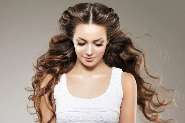 Modello con capelli lunghi. Onde Riccioli Taglio di capelli. Salone da parrucchiere. Updo. F — Foto Stock