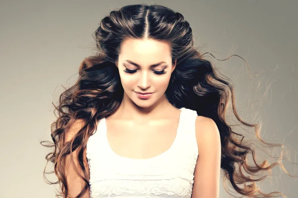 Modello con capelli lunghi. Onde Riccioli Taglio di capelli. Salone da parrucchiere. Updo. F — Foto Stock