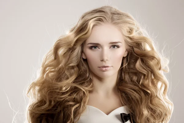Model z długimi włosami blond fale loki fryzury włosy Salon Upd — Zdjęcie stockowe