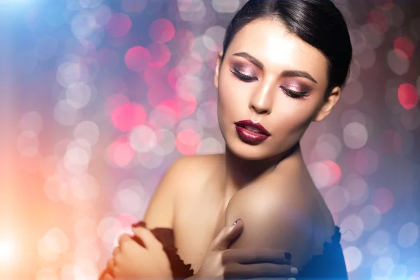 Piękny model kobiety w salon kosmetyczny makijaż młoda dziewczyna nowoczesny i — Zdjęcie stockowe