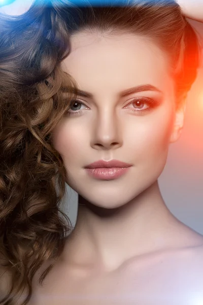 Model z długimi włosami. Fryzura loki fale. Salon fryzjerski. Updo. F — Zdjęcie stockowe