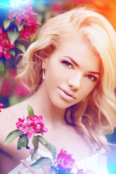 若い春ファッションの女性。花盛りの木のトレンディな女の子 — ストック写真