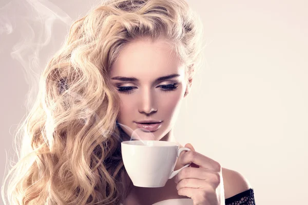 Μοντέλο με κούπα καφέ, κούπα στην καφετέρια. Γυναίκα της μόδας, τσάι PA Φωτογραφία Αρχείου