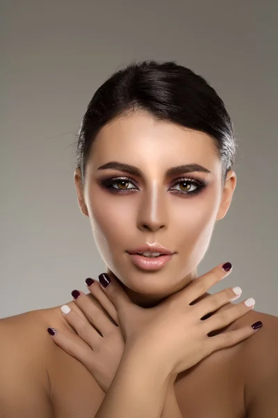 Hermosa mujer modelo en maquillaje de salón de belleza Joven chica moderna i Imágenes de stock libres de derechos