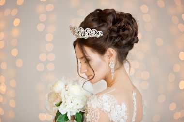 Gelin. Düğün. Kısa bir elbise gelini Kargaya dantel ile