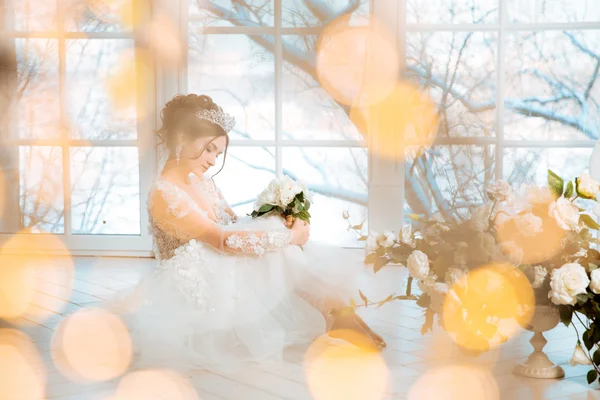 Noiva. Casamento. A noiva em um vestido curto com cadarço no corvo — Fotografia de Stock