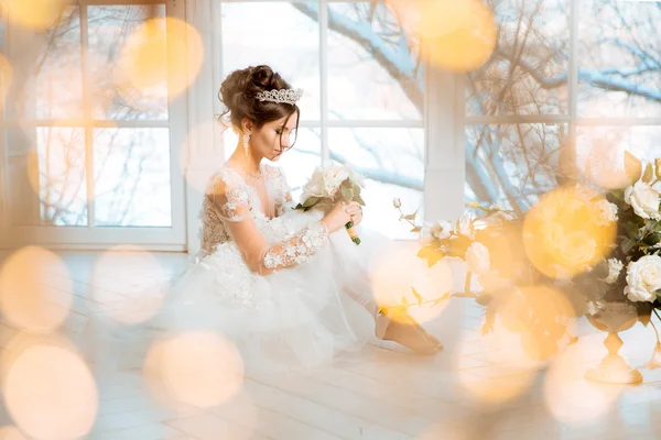 Noiva. Casamento. A noiva em um vestido curto com cadarço no corvo — Fotografia de Stock