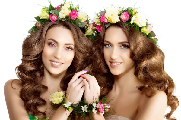 Duas mulheres Primavera Jovem menina flores modelo bonito coroa brac — Fotografia de Stock