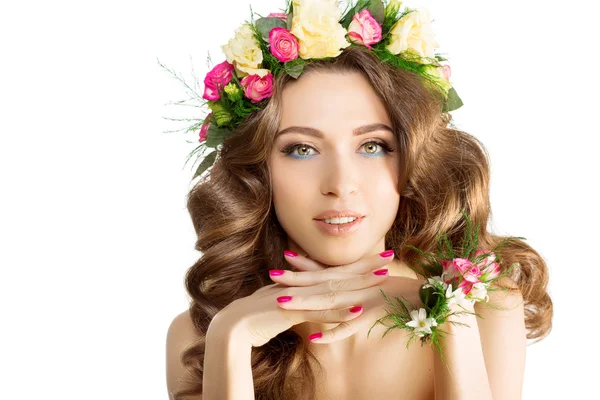 Primavera mujer joven chica flores hermoso modelo corona pulsera —  Fotos de Stock