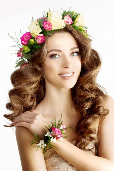 Spring woman Young  Girl flowers Beautiful model wreath bracelet — Stock Photo, Image