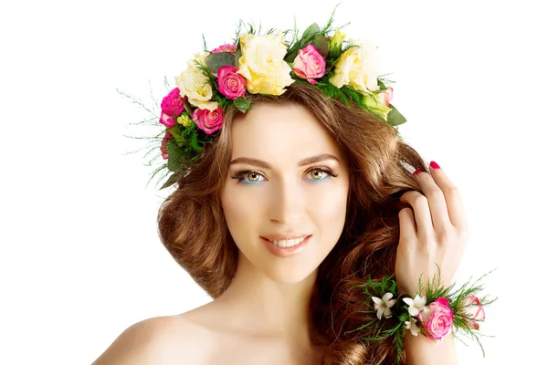 Primavera mulher jovem menina flores modelo bonito coroa pulseira — Fotografia de Stock
