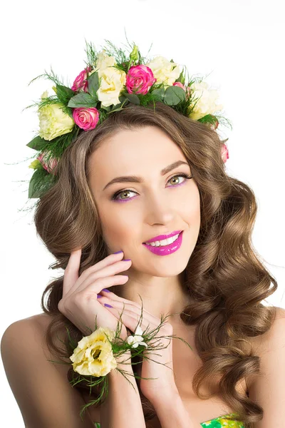 Mulher da Primavera. Rapariga com flores. Modelo bonito, grinalda — Fotografia de Stock