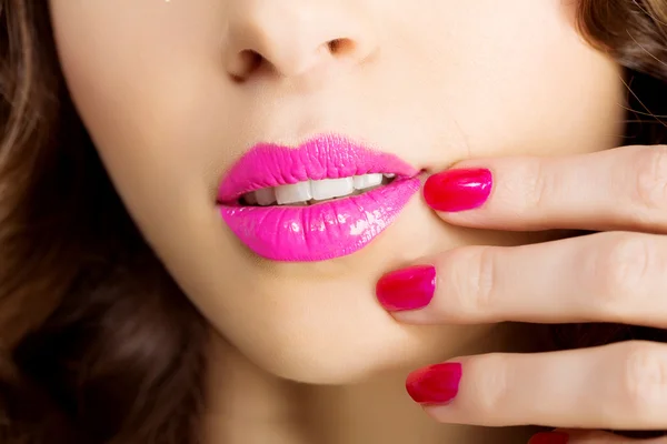 Rode vrouw lippen close-up. Mooi model meisje met lippenstift, man — Stockfoto