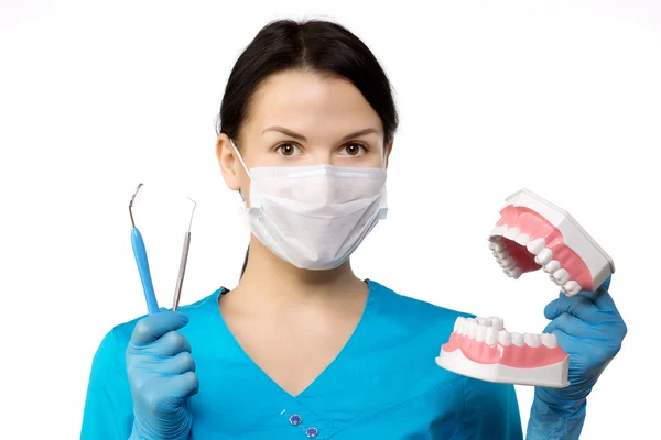 Dentista con herramientas. Dentista. El concepto de odontología, blanqueamiento —  Fotos de Stock