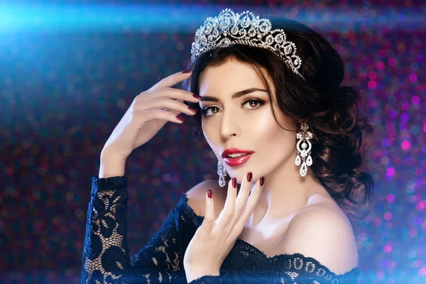 Woman in lux dress crown, queen princess lights party background — Stockfoto