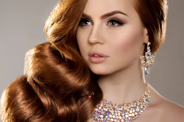 Model with long red hair. Waves Curls Hairstyle. Hair Salon. Upd — Φωτογραφία Αρχείου