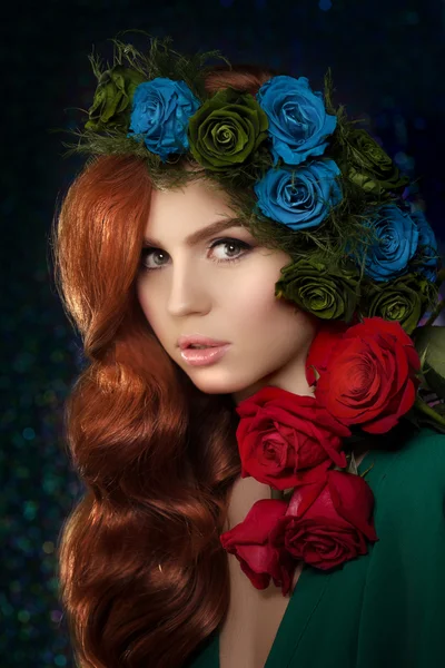 Schöne Modell Frau mit blauen, grünen und redrose Blume in hai — Stockfoto