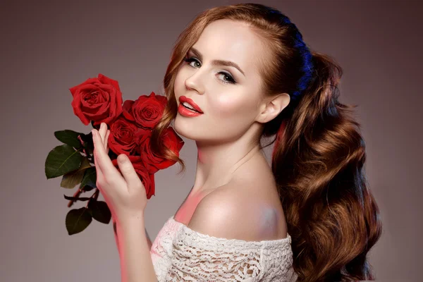 Linda modelo mulher rosa flor no cabelo beleza salão maquiagem — Fotografia de Stock