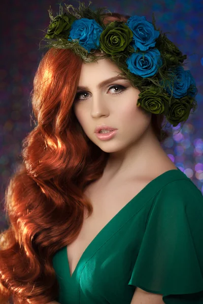 Hermosa mujer modelo con azul, verde y flor redrose en hai — Foto de Stock