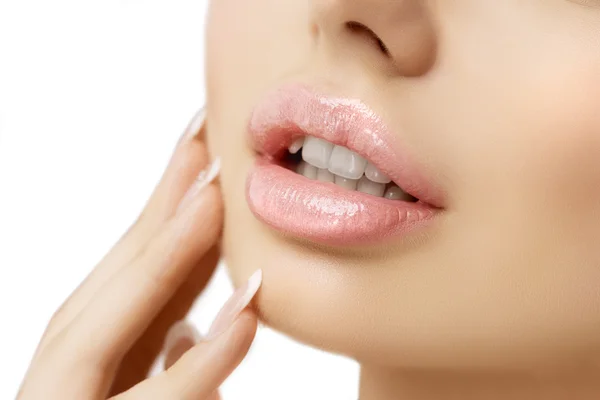 Růžová ženská ústa zblízka. Krásná modelka s rtěnky, MA — Stock fotografie