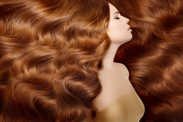 Modèle aux longs cheveux roux. Ondes boucles coiffure. Salon de coiffure. Mise à jour Images De Stock Libres De Droits