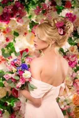 Güzel bir modeldir. Şehvetli gelin. Gelinlik kadınla