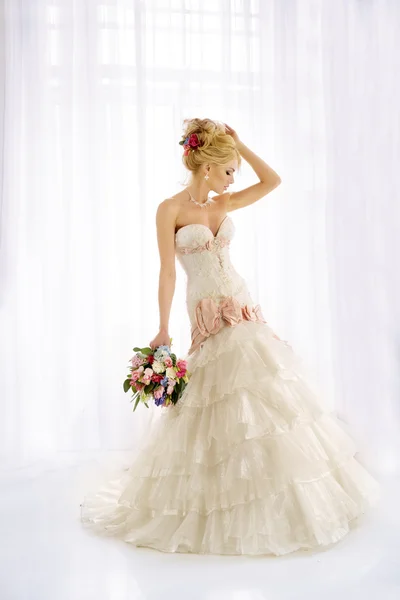 Krásná modelka. Smyslné nevěsty. Žena s svatební šaty — Stock fotografie