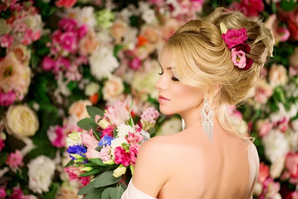 Coiffure de mariage une jeune fille. Mariée. Femme avec des fleurs dans son — Photo