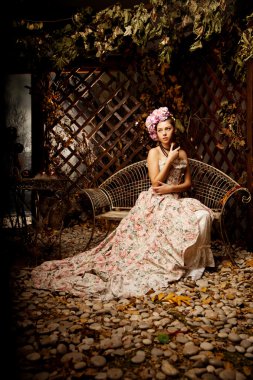 Retro bir kadın. vintage tarzı kız saç modeli çiçekli