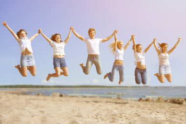 Grup genç arkadaşlar tatil plaj eğleniyor. insanlar h