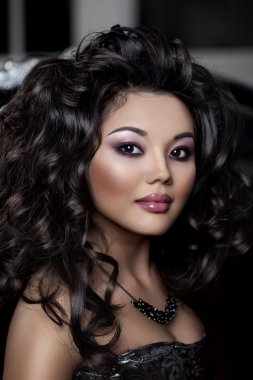 Asyalı bir kadın. Şık modern lüks moda hairst kadınla