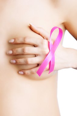 meme kanseri. bir kadının göğüsleri üzerinde pembe kurdele. medi kavramı