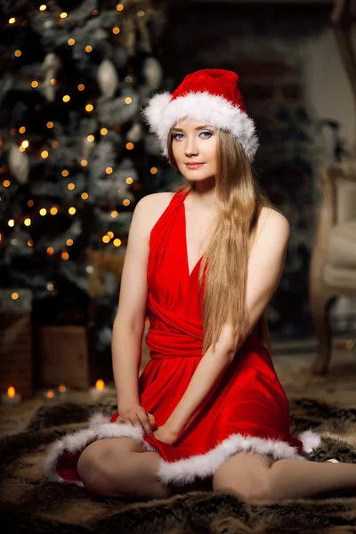 Jonge schoonheid lachende santa vrouw in de buurt van de kerstboom. Fashio — Stockfoto