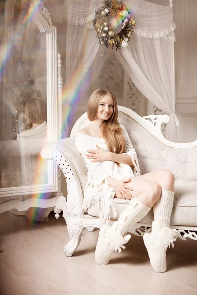 Beautiful young woman in white near the Christmas tree. Beautifu — Stock Photo, Image