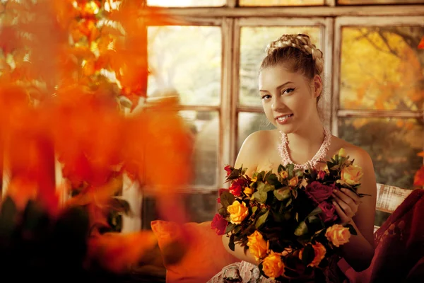 Mujer joven en vestido vintage en el porche de otoño. Chica de belleza en fa — Foto de Stock