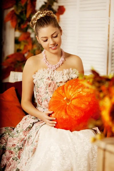 Jovem mulher em vestido vintage no alpendre de outono. Menina beleza em fa — Fotografia de Stock