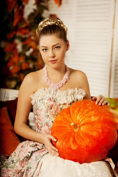Young woman in vintage dress on autumn porch. Beauty  girl in fa — Stock Photo, Image