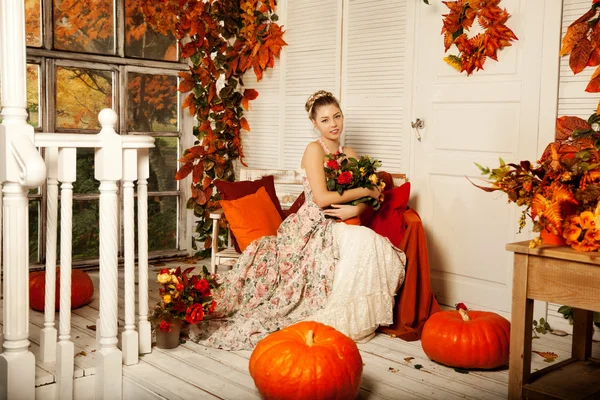 Νεαρή γυναίκα σε vintage φόρεμα φθινόπωρο βεράντα. κορίτσι ομορφιά στο fa — Φωτογραφία Αρχείου