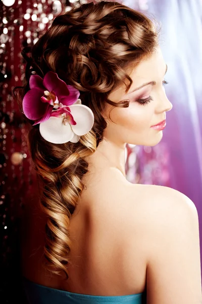 Trucco, acconciatura. Giovane bella donna con capelli lussuosi. Mo — Foto Stock