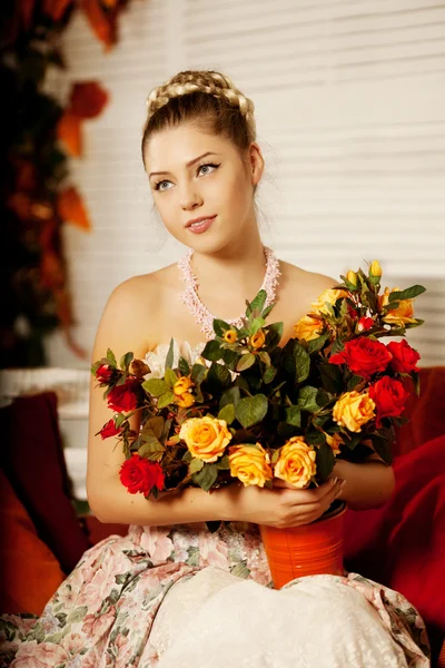 Mujer joven en vestido vintage en el porche de otoño. Chica de belleza en fa —  Fotos de Stock