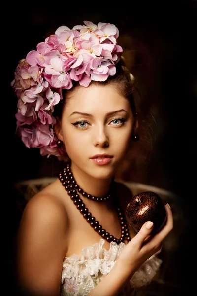 Retro kobieta. dziewczyna w stylu vintage z kwiatami w fryzurę — Zdjęcie stockowe