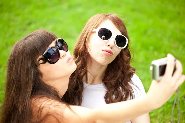 Cara de pato. Selfie. Dos chicas jóvenes de moda haciendo selfies. Una pareja. — Foto de Stock
