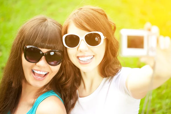 Selfie. Due ragazze alla moda che fanno selfie. Un paio di amici. — Foto Stock