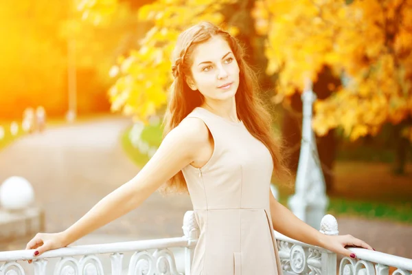 秋の女性。秋の公園で美しい若いトレンディな少女 — ストック写真