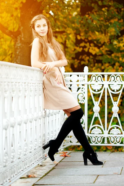 Herfst vrouw. het trendy meisje schoonheid in herfst park. — Stockfoto