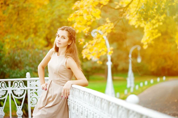 Mulher do Outono. Bela menina na moda jovem no parque de outono . — Fotografia de Stock