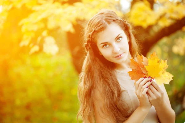 Femeia de toamnă. Frumos tineri la modă fată în parc de toamnă . — Fotografie, imagine de stoc