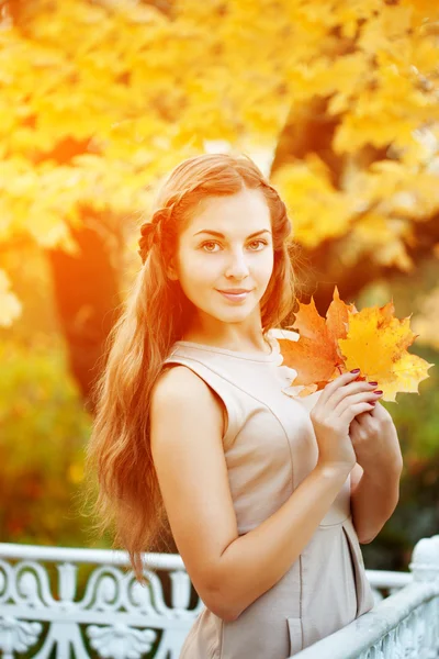 Mulher do Outono. Bela menina na moda jovem no parque de outono . — Fotografia de Stock