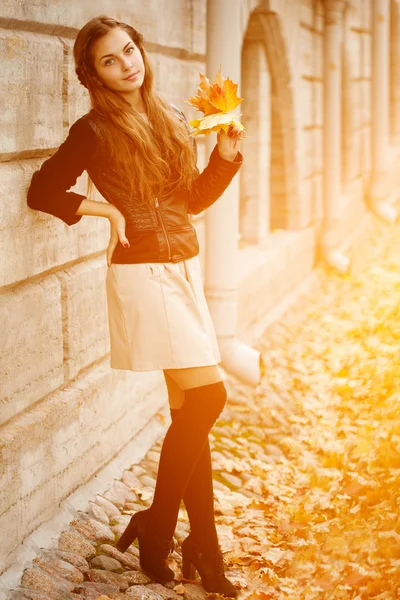Kobieta jesień. piękna, młoda dziewczyna modna jesień Park. — Zdjęcie stockowe