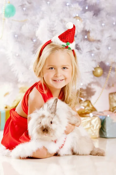 Hermosa niña Santa cerca del árbol de Navidad. Chica feliz —  Fotos de Stock